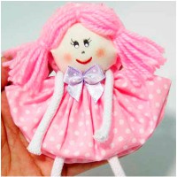 Bonequinha de retalhos de tecido