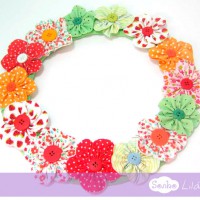 Guirlanda com flores de fuxico
