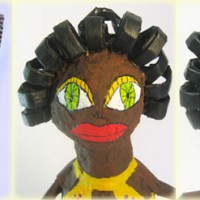 Boneca feita com garrafa e jornal